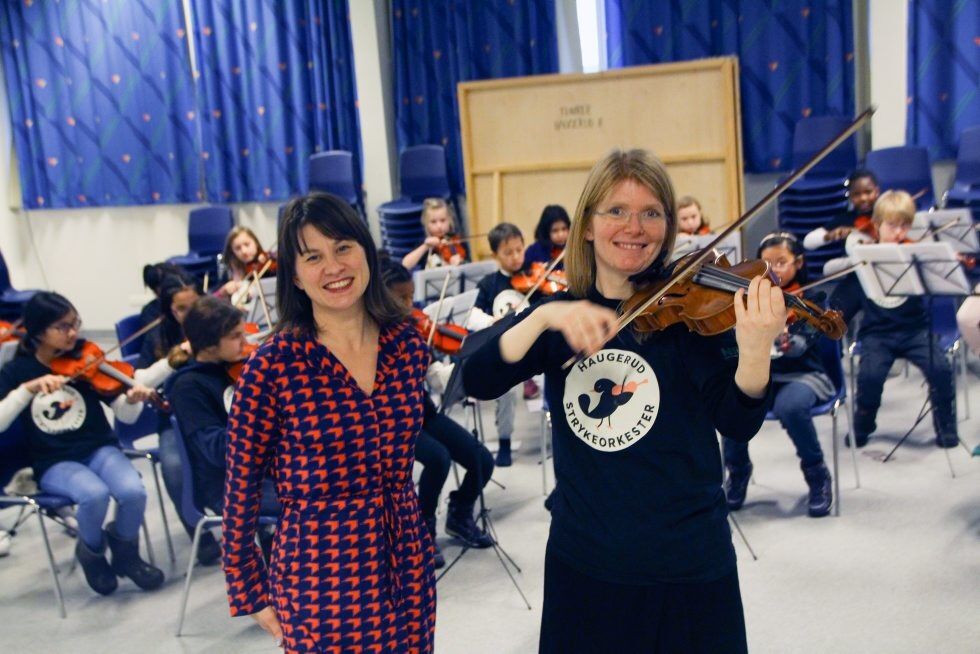 Mari Ystanes Fjeldstad (t.h.) og Rina Mariann Hansen. Foto: