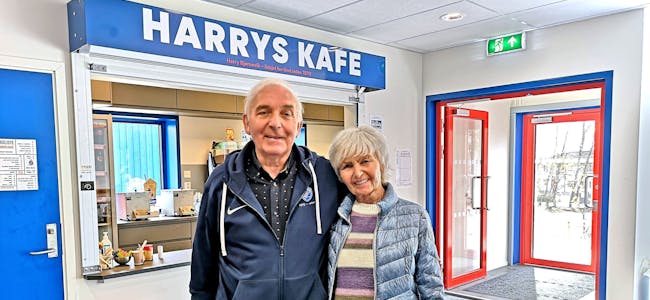 I SIN EGEN KAFÉ: SF Greis superildsjel Harry Bjørnevik sammen med kona May på plass inne i kafeen som bærer hans eget navn. Foto: