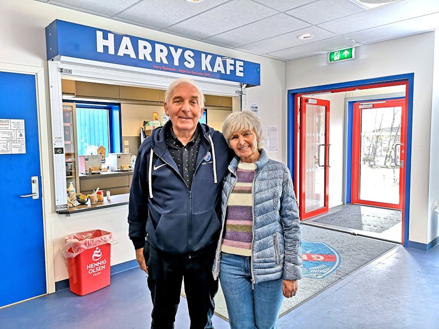 I SIN EGEN KAFÉ: SF Greis superildsjel Harry Bjørnevik sammen med kona May på plass inne i kafeen som bærer hans eget navn. Foto: