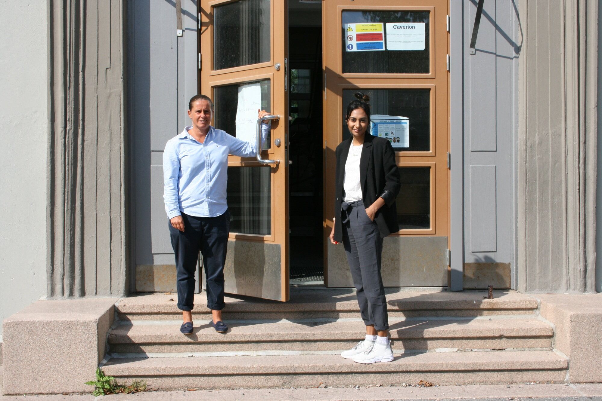 KLARE FOR ET NYTT SKOLEÅR: Jenny Sundquist (t.v.) og Mehwish Razi gleder seg til å treffe de nye elevene på skolen. Foto: