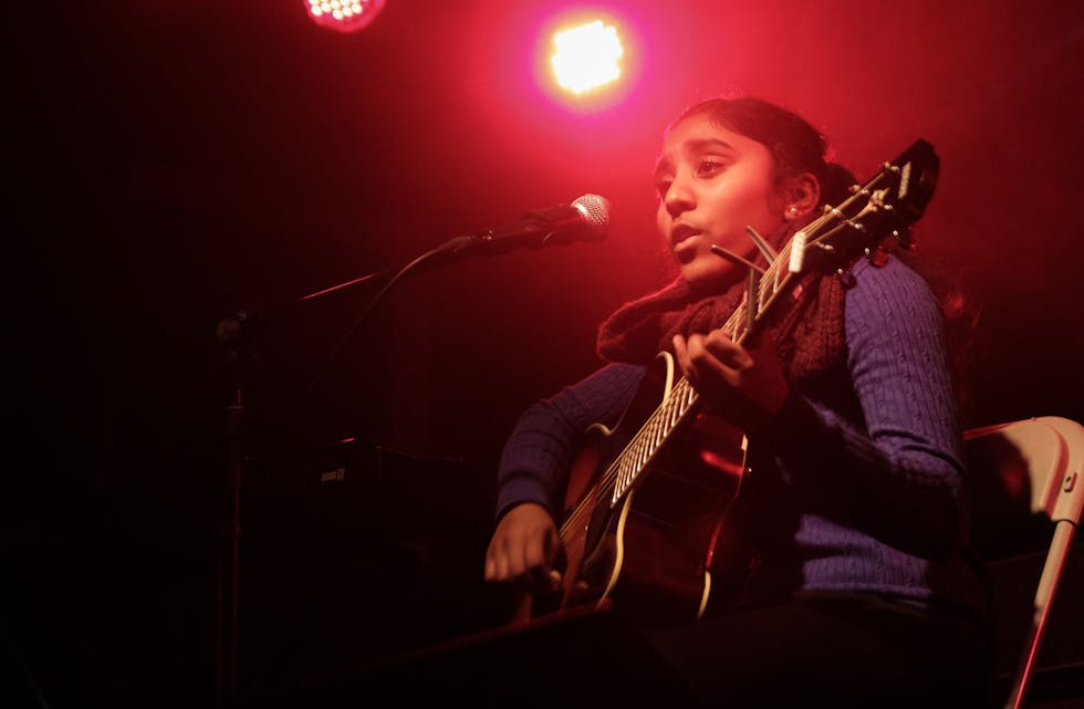 GLADROCK: Grøtrock på Stovner Rockefabrikk fikk rekordstort oppmøte – her spiller og synger Arani Ananthaharan på arrangementet (Fotos: Arve Bjerkåsholmen). Foto:
