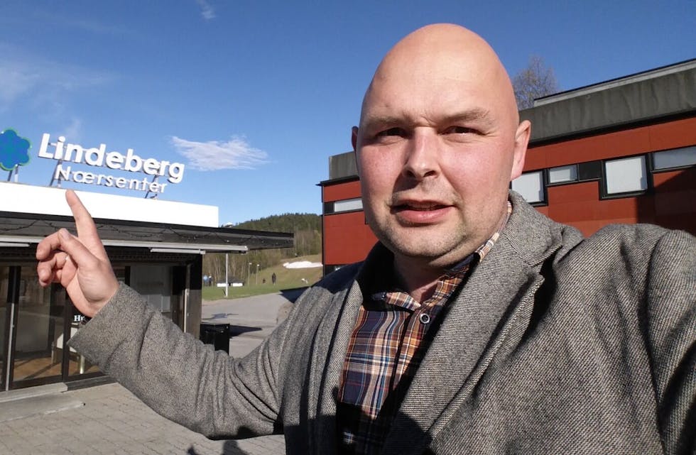 SKREV SÅ BLEKKET SPRUTET: Egil Nilsen, bosatt på Lindeberg, har protestert på planene om boligbygging på Lindeberg – over hele 18 sider. Foto:
