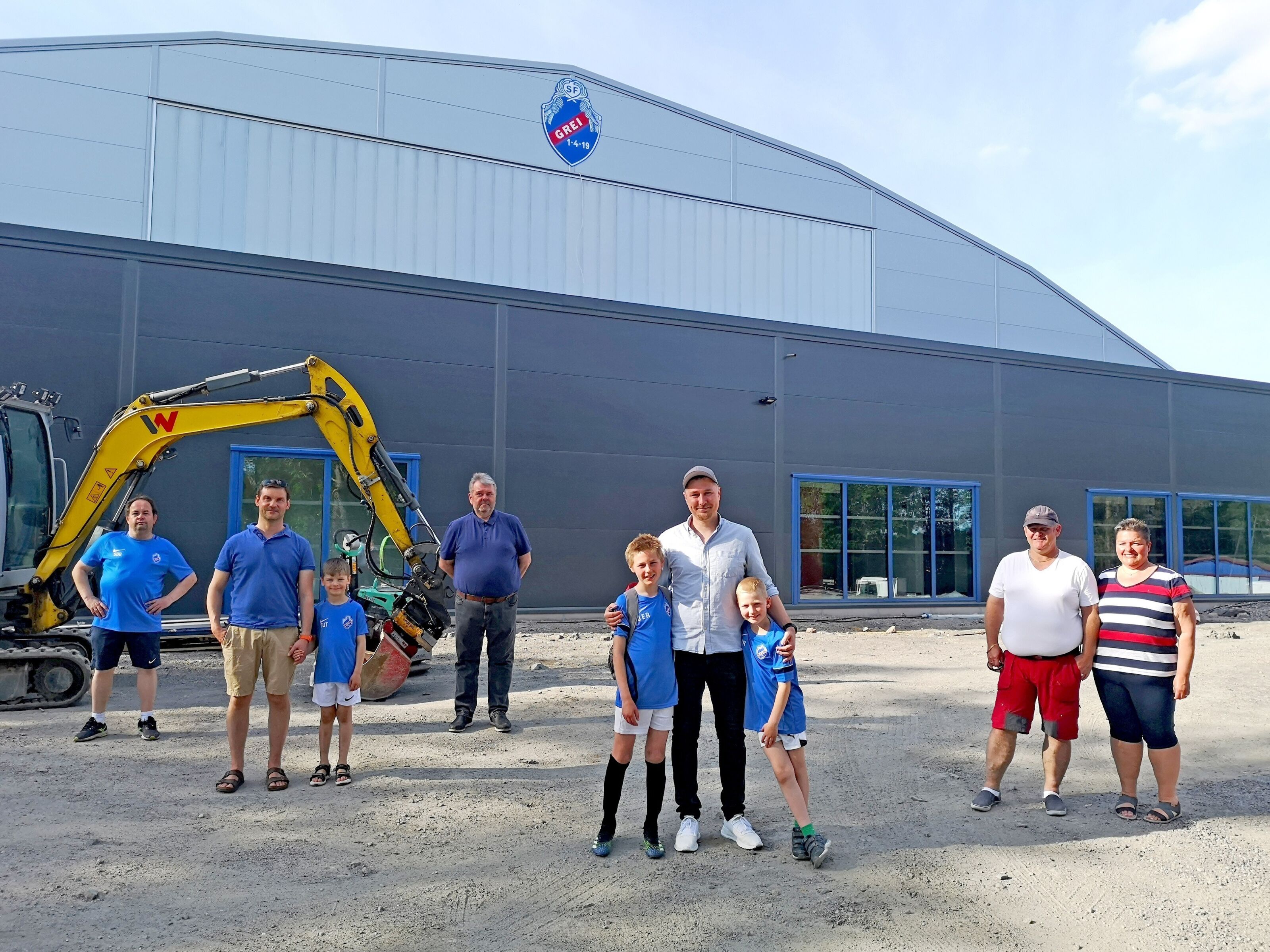 PÅ BESØK: De første sponsorene til «Granittveggen» i SF Greis nye fotballhall var forrige uke på en liten befaring i hallen. Fra venstre ser vi Stig Brekke fra SF Grei, Reidar og Tind Ursin fra Lillogrenda Boligsameierlag, Tom-Ivar Melby fra AB Trafikksenter, familien Runar med pappa Haakon og sønnene Joakim og Mikael og Tom og Naia Halvorsen fra Rødtvet Tannhelsesenter. Foto: