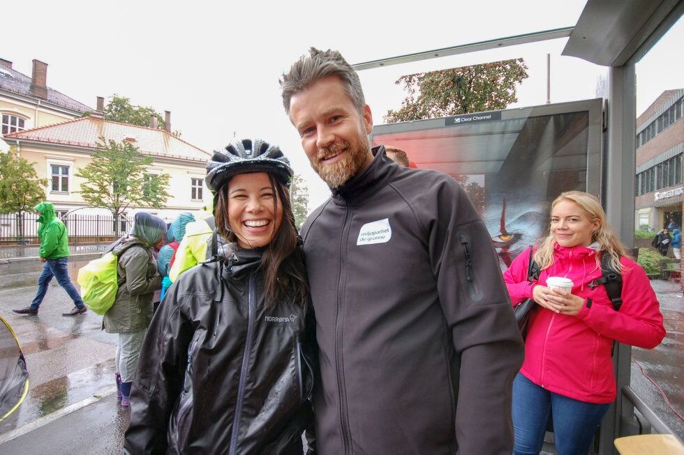 FORNØYDE: Byråd Lan Marie Nguyen Berg og avtroppende nestleder i bydelsutvalget for Gamle Oslo, partikollega av Berg, Viktor Rakov Gjengaar, er fornøyde med stengingen av Kolstadgata. Foto: