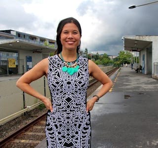 FORNØYD: Samferdselsbyråd Lan Marie Nguyen Berg (MDG) er fornøyd med at arbeidene med opprustning av Veitvet t-banestasjon er i gang. Hun synes det trengs en oppussing av stasjonsområdet. Foto:
