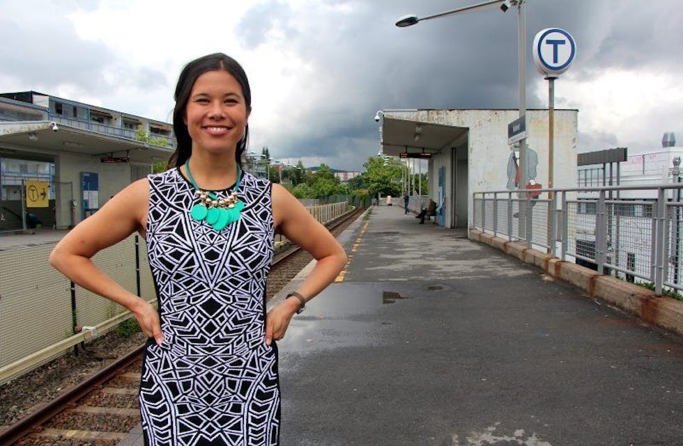 FORNØYD: Samferdselsbyråd Lan Marie Nguyen Berg (MDG) er fornøyd med at arbeidene med opprustning av Veitvet t-banestasjon er i gang. Hun synes det trengs en oppussing av stasjonsområdet. Foto: