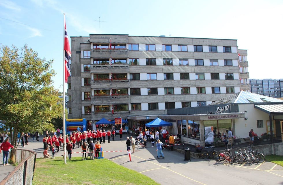 For et par år siden da Ammerud skoles musikkorps åpnet Ammeruddagene ved å spille for beboerne og alle besøkende utenfor Ammerudhjemmet bo- og kultursenter. Foto: