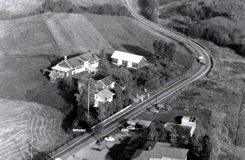 Flyfoto 1966. Strømsvegen går tvers gjennom bildet. Til høyre ligger smørehallen og klubbhuset til Furuset idrettsforening. (Foto: Fjellanger Widerøe, Groruddalen Historielag.) Foto: