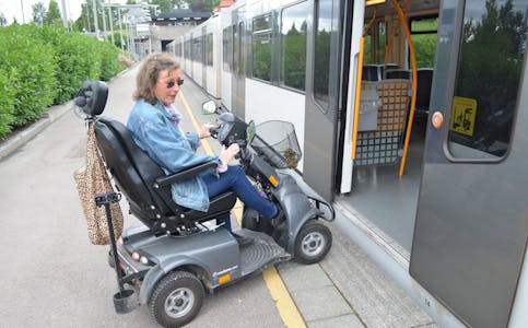 OPPGITT: Liv Cecilie Hauge er oppgitt over den høye kanten rullestolbrukere møter på når de skal på t-banen på Ammerud. Foto: