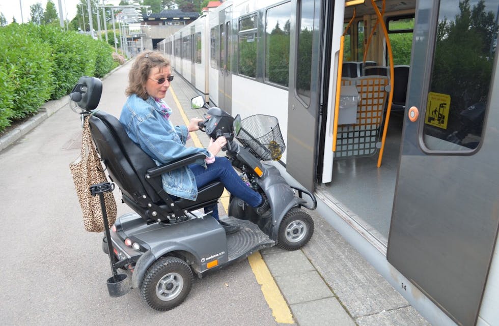 OPPGITT: Liv Cecilie Hauge er oppgitt over den høye kanten rullestolbrukere møter på når de skal på t-banen på Ammerud. Foto: