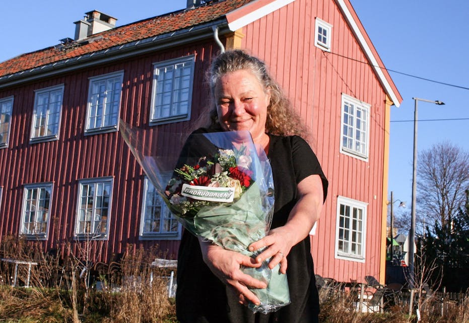 STØTTE: Birgitte Rommen får massiv støtte fra befolkningen på Grorud og ellers i Groruddalen. Som en oppmuntring i en utfordrende tid synes vi i lokalavisen det var på sin plass med en blomsterhilsen. Foto: