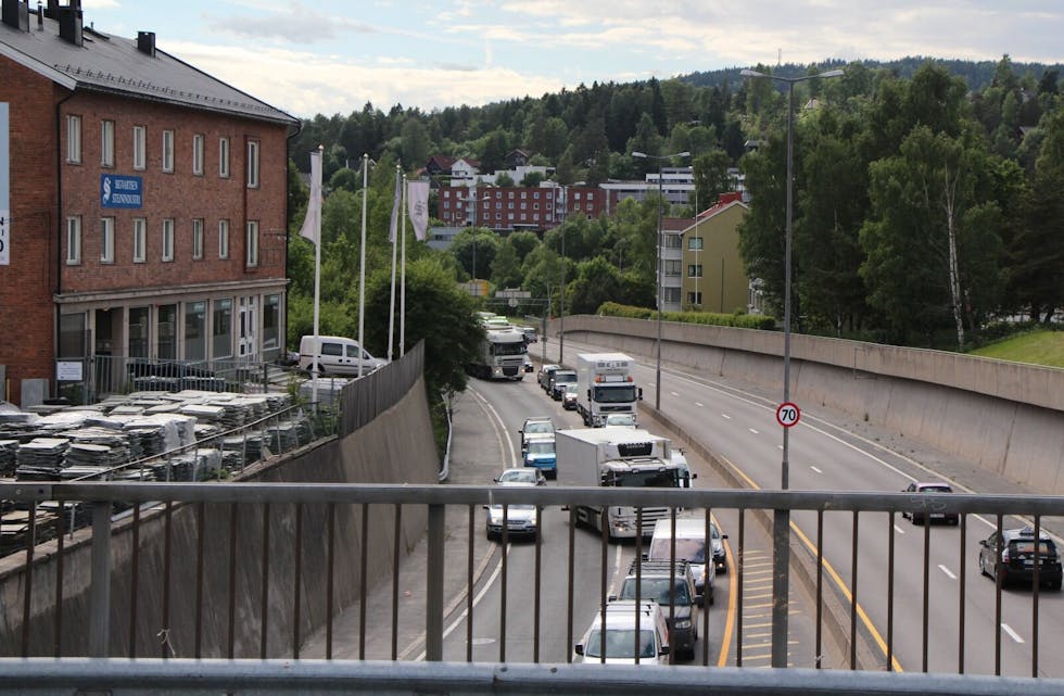 KAOS: Store og små biler skaper kaos i trafikken i rush-tiden på Trondheimsveien. Foto:
