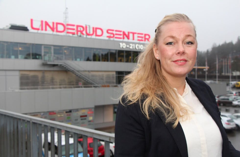 ENDELIG: Senterleder Gudrun Røed på Linderud senter forteller at de får inn Hennes & Mauritz til høsten.  Foto: