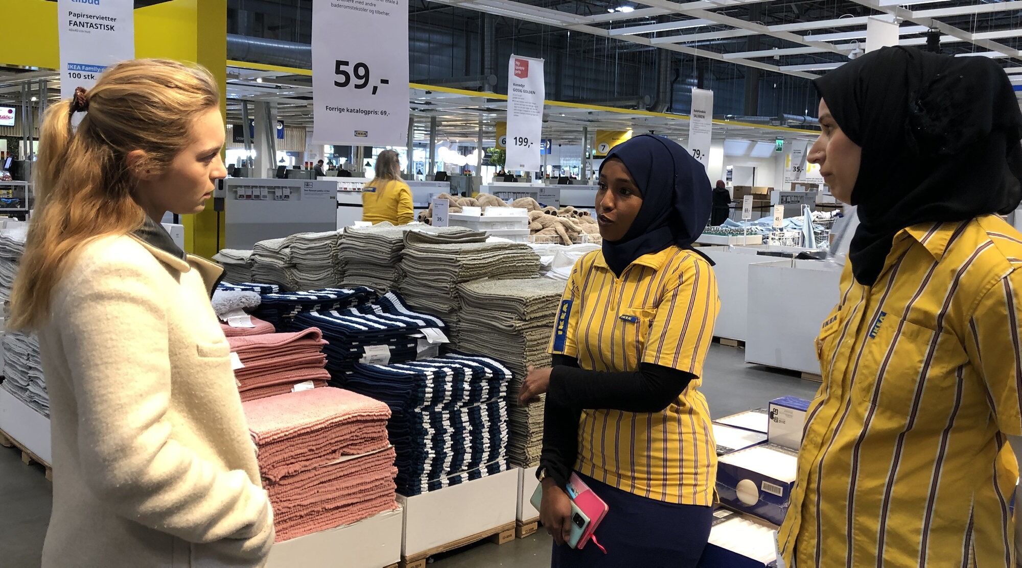 LÆRER AV LÆRLINGENE: Mathilde Tybring-Gjedde (H) lyttet spent når to av de engasjerte lærlingene på IKEA fortalte om planene fremover. Foto: