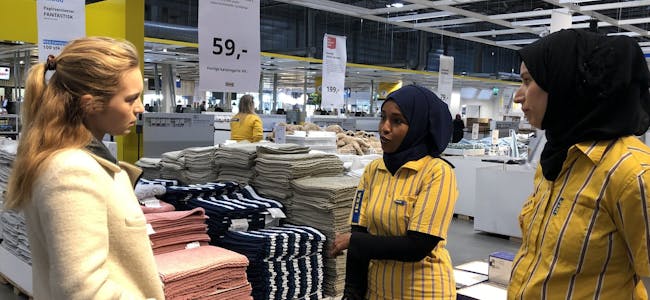 LÆRER AV LÆRLINGENE: Mathilde Tybring-Gjedde (H) lyttet spent når to av de engasjerte lærlingene på IKEA fortalte om planene fremover. Foto: