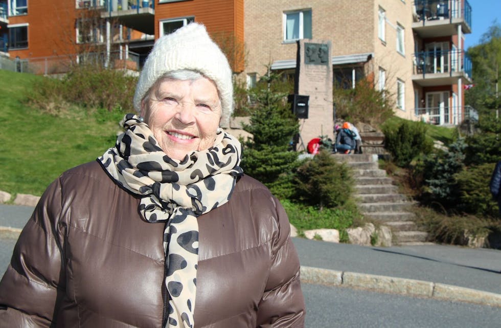 LANG TRADISJON: Ada Sundelius bor rett ved minnesmerke til Viggo Hansteen og Rolf Wickstrøm. Hun har markert 1. mai på Årvoll siden 1961.  Foto: