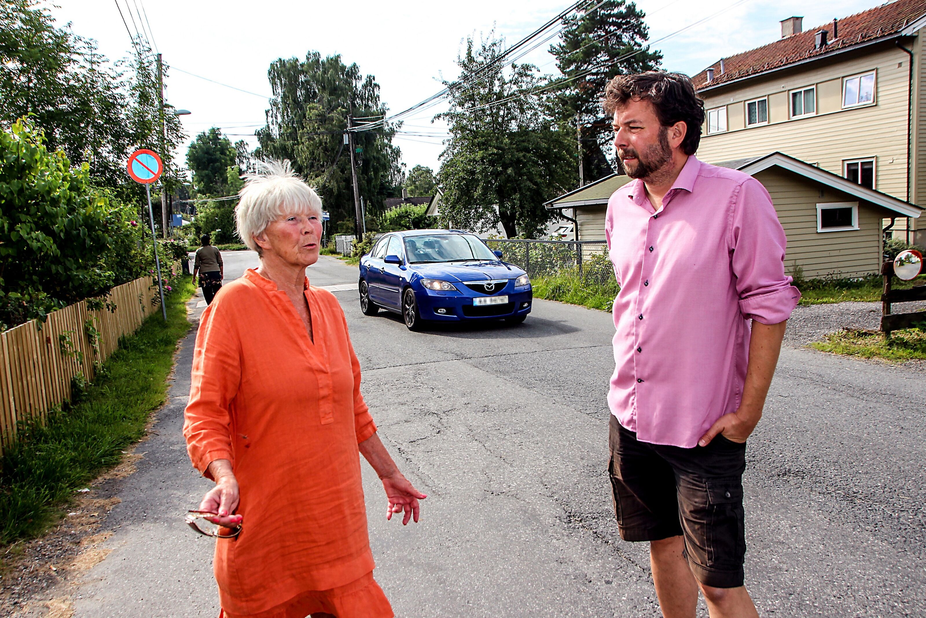 BEHOV FOR FORTAU: Grete Horntvedt (H) og Christian Herzog (V) mener fortsatt at fortau er beste løsning for å få bukt med trafikkutfordringene i Hellerudveien. Foto: