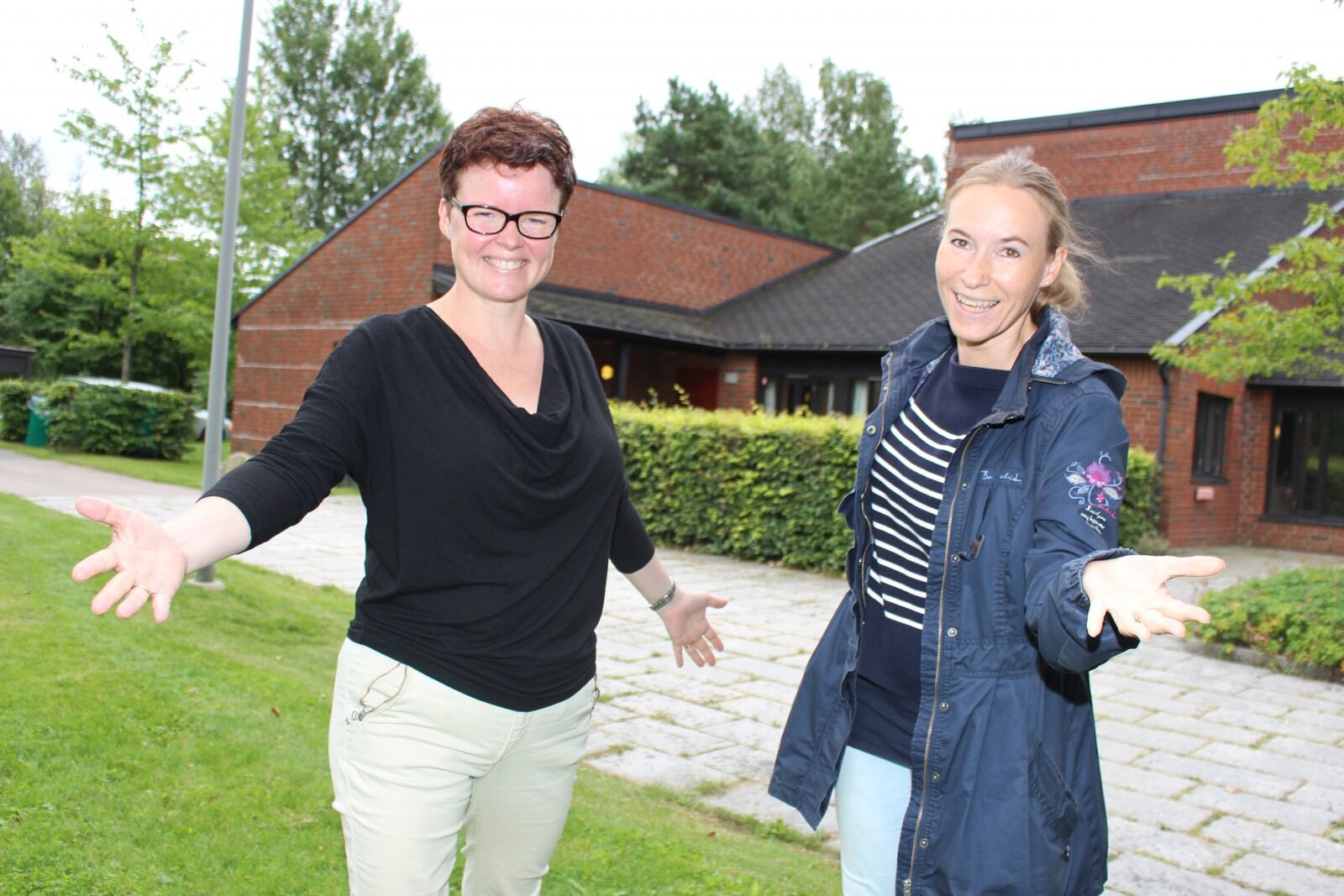 INVITERER: Diakonene Svanhild Helle Enstad (f.v.) og Cate-Helén Andersen håper mange møter opp på høstens formiddagstreff i Furuset kirke. Foto:
