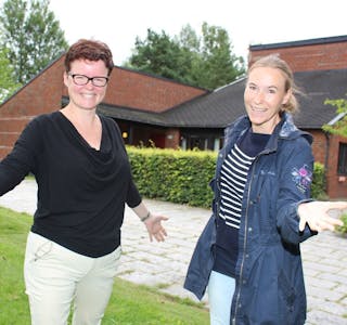 INVITERER: Diakonene Svanhild Helle Enstad (f.v.) og Cate-Helén Andersen håper mange møter opp på høstens formiddagstreff i Furuset kirke. Foto: