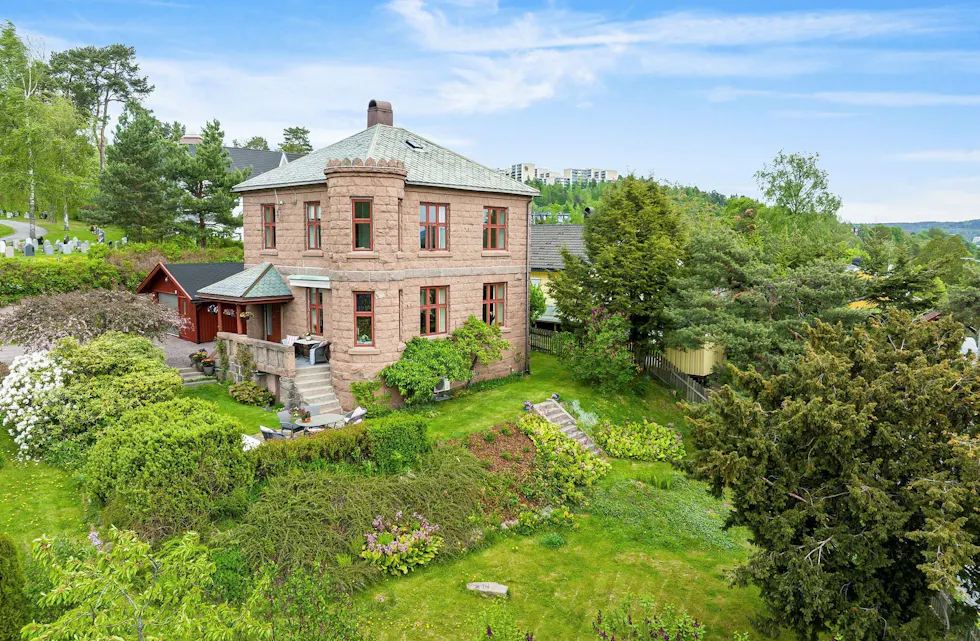 TEPPAVEIEN: «Slottet» på Grorud kommer for salg. Villaen i Teppaveien er bygd med Grorudgranitt brutt ut fra tomten villaen står på. Den har fått en prisantydning på 12 millioner kroner. Foto: Fotograf Ørnelund AS