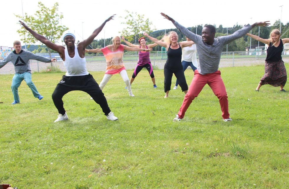 DANSELØVER: Michael Wamaya (f.h) sier det ikke er vanskelig å lære dans når alle har det moro. Her med resten av gruppa og Birgitte Rommen. Foto: