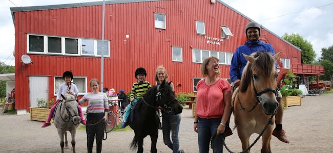  PÅ HESTERYGGEN: BU-leder Rashid Nawaz (Ap) kom seg opp på hesteryggen sammen med flere av barna, og daglig leder Anne Habberstad ved Stovner ridesenter på Øvre Fossum gård.  Foto: