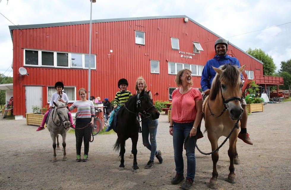 PÅ HESTERYGGEN: BU-leder Rashid Nawaz (Ap) kom seg opp på hesteryggen sammen med flere av barna, og daglig leder Anne Habberstad ved Stovner ridesenter på Øvre Fossum gård.  Foto: