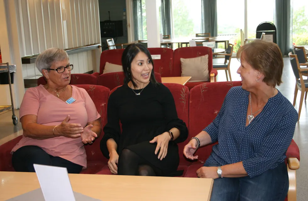 EN SPENNENDE HØST I MØTE: Frivillig medarbeider Astrid Frenning (f.v.), daglig leder Thanh Nguyen og Bente Skogseide har en spennende høst i møte på Haugerud seniorsenter. Foto: