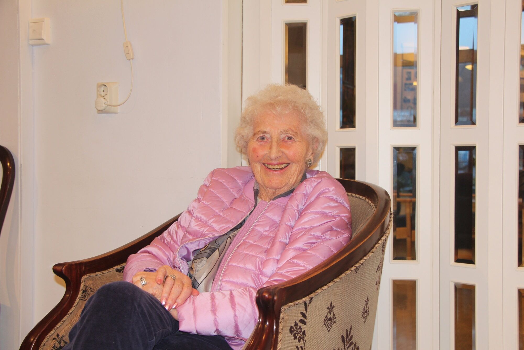 BLIR HJEMME: Ingebjørg Hemstad har fått tilbud om feire jula sammen med barna sine bosatt på Østlandet. Det har hun takket nei til. Ingebjørg sier det blir mas med transport, og hun vil heller ikke sitte i karantene når hun kommer tilbake etter julefeiringen. Foto: