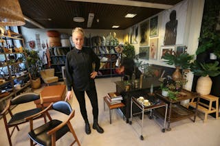GODT ORGANISERT:Linda Adolphson har samlet mye i sitt showrom/kontor i Bygg 4 i Startblokka på Linderud som hun bruker i sin virksomhet - og alt er gjenbruk. Foto: Rolf E. Wulff