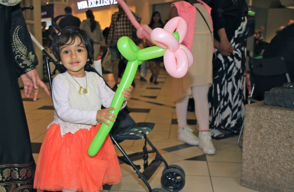 FIKK BALLONG: Fatima (2) ble glad da hun fikk en figurballong på markedsdagene ved Grorud Nærsenter. Foto: