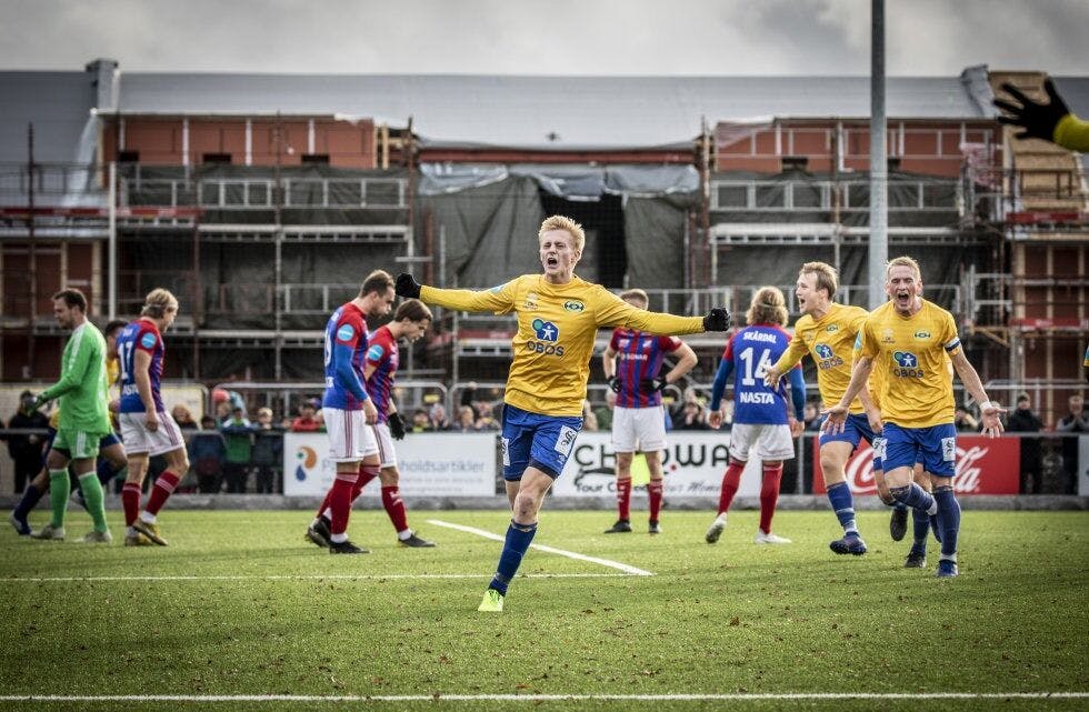 ER MED VIDERE: Osar Aga blir å se i gul drakt også neste sesong. (Foto:nyebilder.no.) Foto: