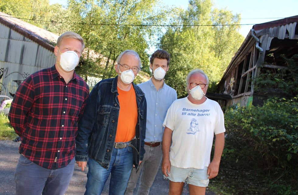 FARLIG: Mikkel Øgrim (f.v.), Arne Rolijordet, Bjørnar Moxnes og Ben Borgen advarer folk mot å oppholde seg på denne tomta i Karihaugveien 22 fordi det trolig er asbeststøv i lufta. Foto: