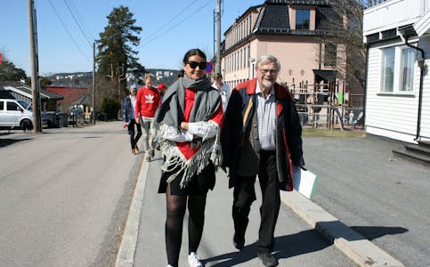 I SOLSKINNET: Det var ingenting å klage på da rektor Ricke Müller (t.v.) og Rolf Edvard Torbo ledet an på den historiske vandringen. Foto: Caroline Hammer