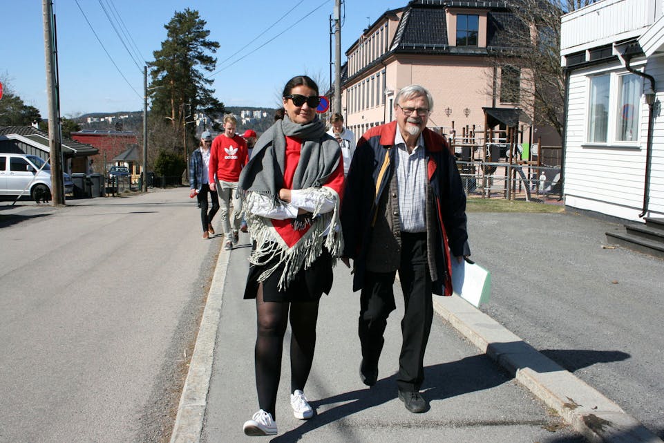 I SOLSKINNET: Det var ingenting å klage på da rektor Ricke Müller (t.v.) og Rolf Edvard Torbo ledet an på den historiske vandringen. Foto: Caroline Hammer