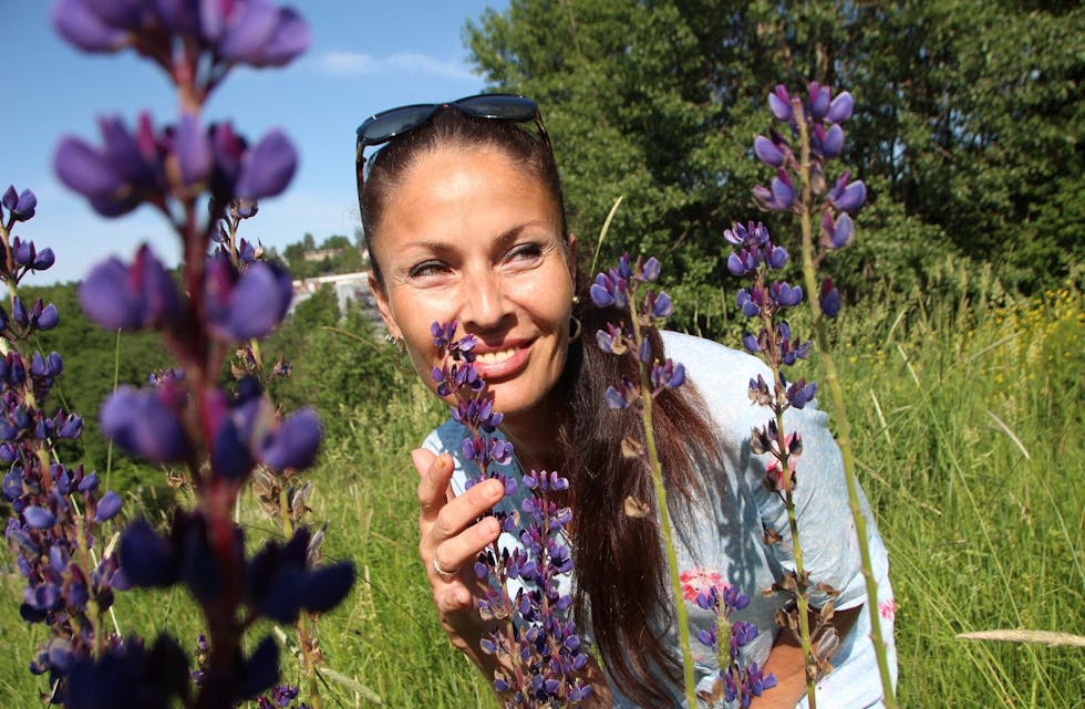 IMPONERT: Fotokonkurransen er gøy, men tidvis vanskelig når man skal ta tøffe avgjørelser og velge ut noen få vinnere blant mange verdige kandidater. Her med banksjef Monica Belinchon.