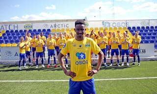 PÅ LANDSLAGET: Grorud-gutten Saadiq Elmi har blitt kalt inn på det somaliske landslaget. Lagkameratene hans applauderer uttaket og ønsker ham lykke til på samlingen. Foto: