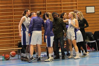 OVER OG UT: Høybråtens basketdamer er ferdigspilte for sesongen etter at Norges Basketballforbund i helgen annullerte hele sesongen. Foto: