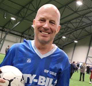 FØRSTEMANN UT: Steinar Enerly fikk æren av å score det første offisielle målet i den nye fotballhallen til SF Grei. Foto: