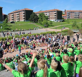 UTEKONSERT: 300 barn fra barnehagene i Bydel Bjerke sang for både store og små. Foto: