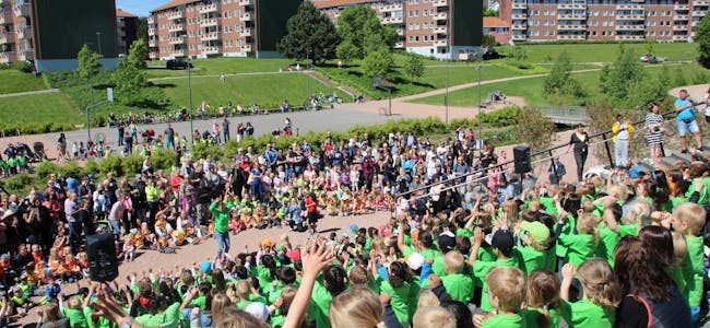 UTEKONSERT: 300 barn fra barnehagene i Bydel Bjerke sang for både store og små. Foto: