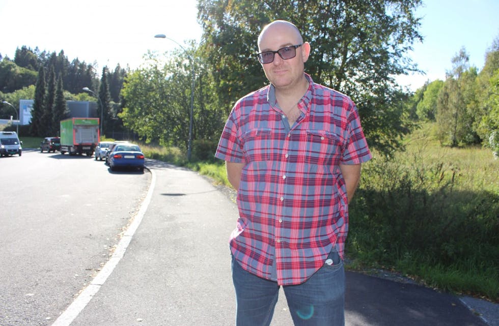 BEKYMRET: Leder Kristian Egil Batta Torheimi Sandås Vel mener dagens parkering i Rødtvetveien vil gi dårlig sikt for inn- og utkjøring til den planlagte barnehagen. Den skal føres opp på den grønne sletta som man ser til høyre i bildet.  Foto: