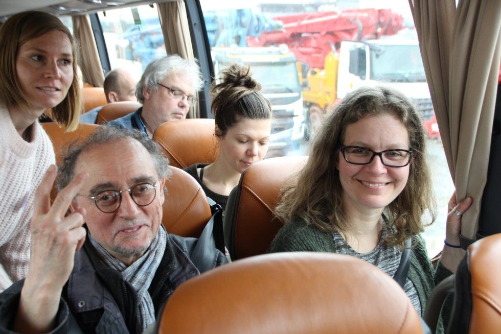Bjørn Engstrøm og Helen Svensson fra Naturvernforbundet i Groruddalen gjør seg klare til busstur. Foto: