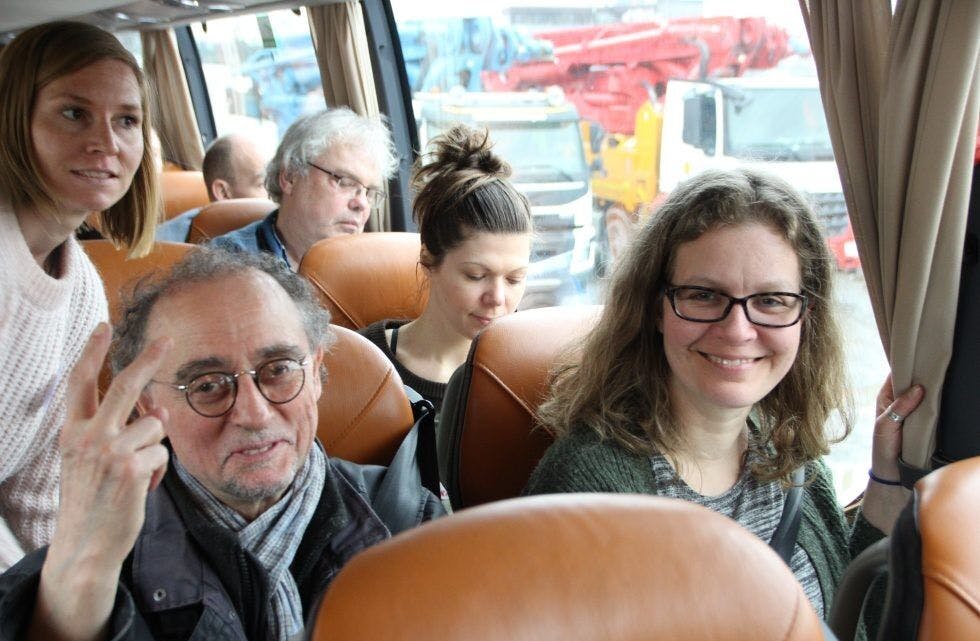 Bjørn Engstrøm og Helen Svensson fra Naturvernforbundet i Groruddalen gjør seg klare til busstur. Foto: