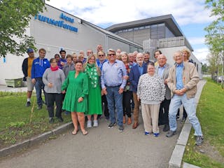 PÅ LUNSJ: Denne gjengen dukket opp på lunsj i Furuset Forum for å feire Magne Stakvik som nylig ble klubbens ferskeste æresmedlem. Foto: