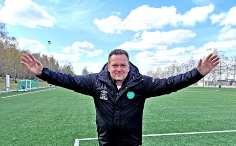 GLEDER SEG: «President» i fotballgruppa til Stovner SK, Espen Myrbakken, gleder seg til Joshua Kings fotballskole i juni. Foto: