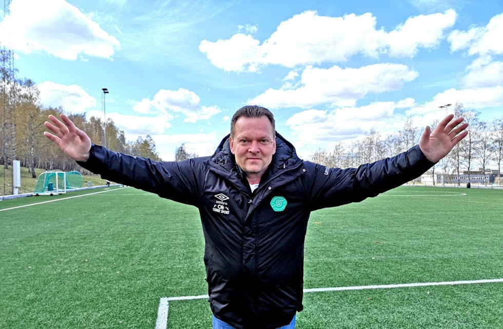 GLEDER SEG: «President» i fotballgruppa til Stovner SK, Espen Myrbakken, gleder seg til Joshua Kings fotballskole i juni. Foto: