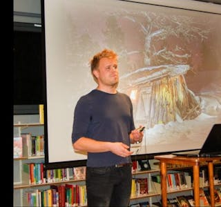 EVENTYR: Marius Nergård Pettersen forteller om de hemmelige hyttene. Legg merke til hytta på bildet - som hentet rett ut fra et eventyr. Foto: