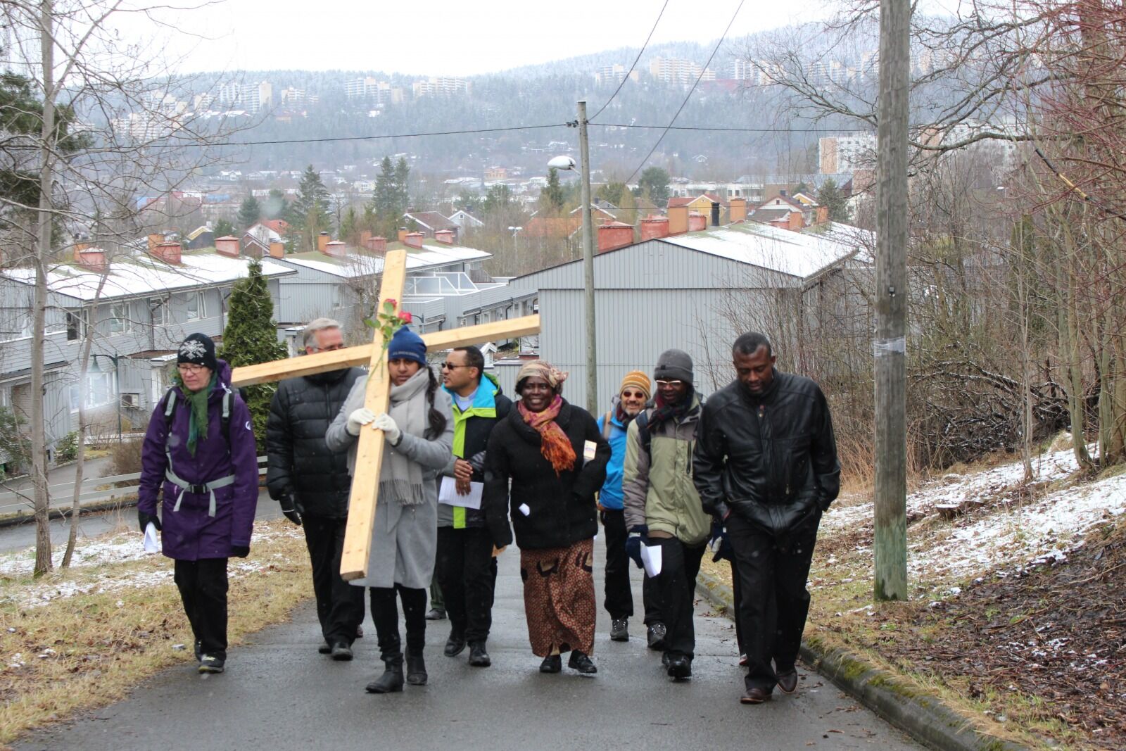 MED KORSET PÅ RYGGEN: Juanita Rajendram bar korset den siste bakken opp fra Stovner stadion til kirken. Bak ser vi et snødekt Romsås. Foto: