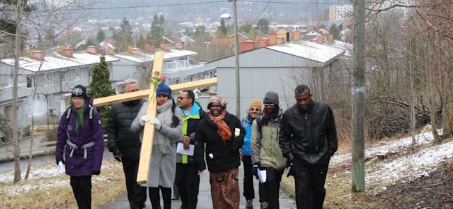 MED KORSET PÅ RYGGEN: Juanita Rajendram bar korset den siste bakken opp fra Stovner stadion til kirken. Bak ser vi et snødekt Romsås. Foto: